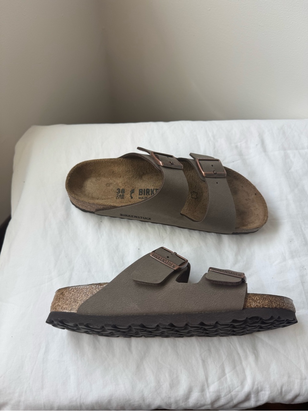 Birkenstock Arizona sandals in Mocha Birkibuc Size 7